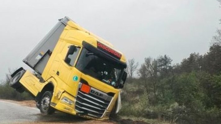 След трагедията със Сияна: Тир се обърна на същата отсечка на пътя