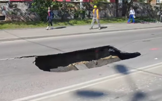 Огромна дупка зейна на пътното платно към болница в София