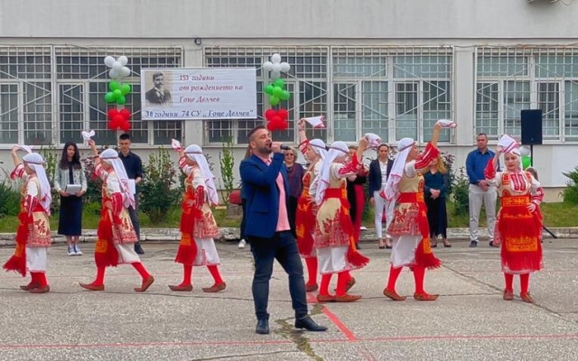 Валентин Велчев пя на патронния празник на училище „Гоце Делчев“