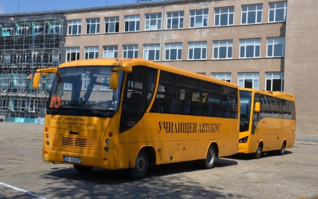 Вместо градски транспорт: МОН развозва учениците за матурите с училищните автобуси