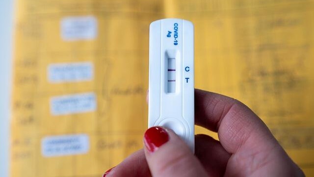 Новият вариант на COVID-19 и в България се усеща като преглъщане на стъкло