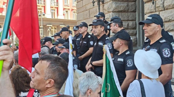 Напрежение пред парламента по време на протеста против еврото