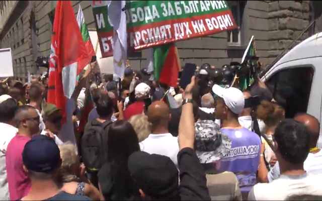 Арестуван протестиращ и припаднал полицай на протеста срещу еврото