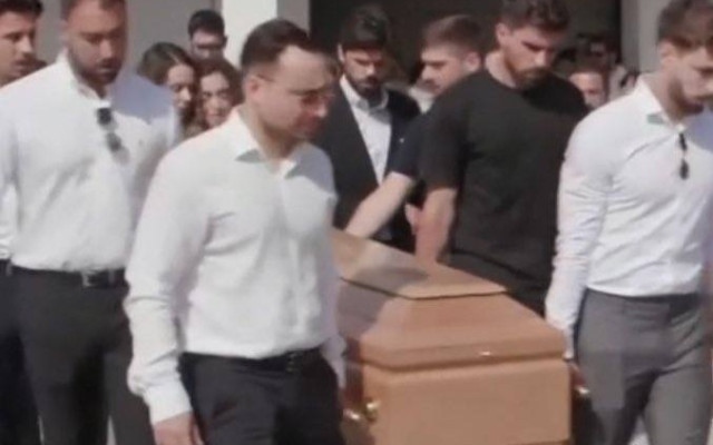 НА ЖИВО Хиляди изпращат Жота и брат му в последния им път