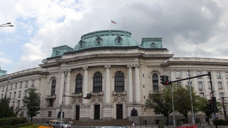 Студенти излизат на протест пред ректората на Софийския университет