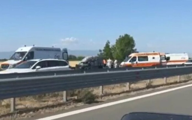 Кола блъсна и уби двама, чакали "Пътна помощ" в аварийната лента на "Тракия", тийнейджърка е в болница