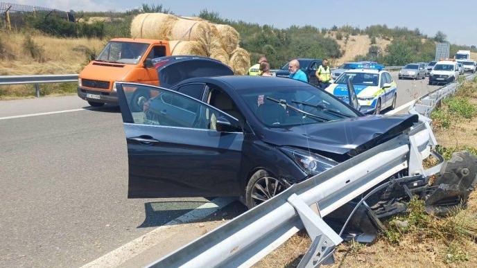 Самокатастрофирал автомобил затруднява движението на "Струма"