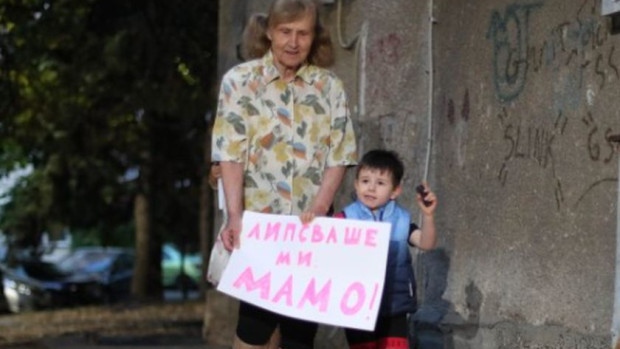 "Липсваше ми, мамо": Ето как посрещнаха Десислава Иванчева у дома