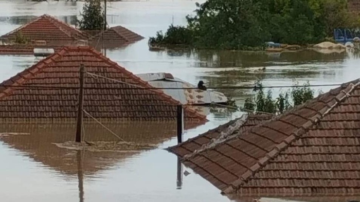 Опасно време в Гърция: Силни дъждове наводниха пътища