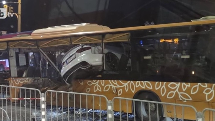 Колa влетя в автобус на градския транспорт в София