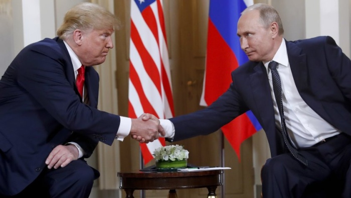 Тръмп и Путин започнаха усмихнати разговор още на летището