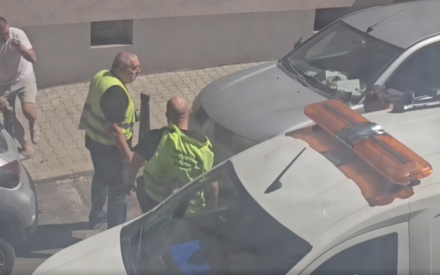 Екшън в центъра на София заради закопчана със скоба кола ВИДЕО