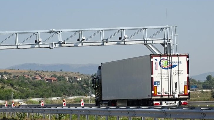 От понеделник държавата отново вдига тол таксите