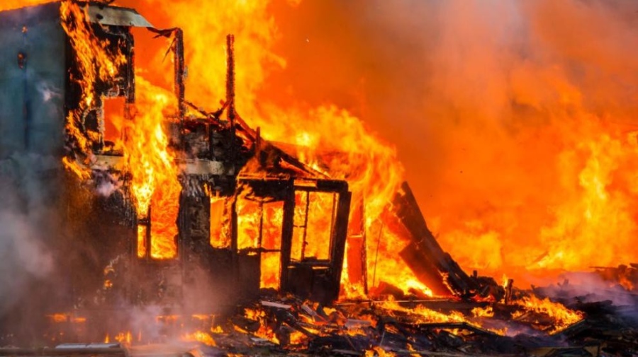 Голям пожар в Белослав, горят къщи