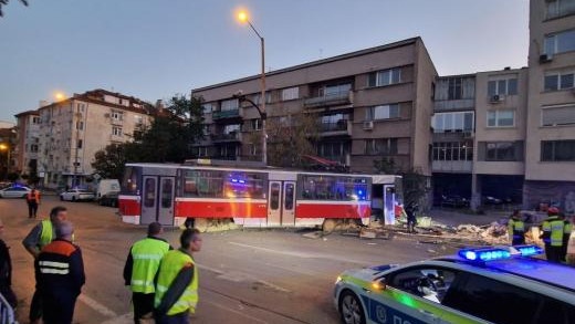 Трамвай дерайлира, удари коли и се вряза в подлез до Румънското посолство