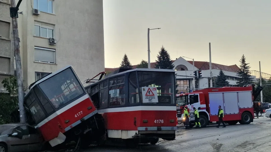 Преместиха трамвая, забил се в подлез в София