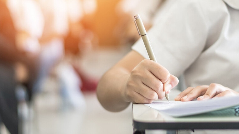 300 лева за ученик? Кои родители имат право на парите