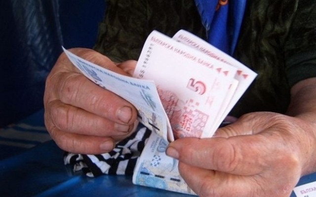 Българите се радват на малките си пенсии едва 12 години