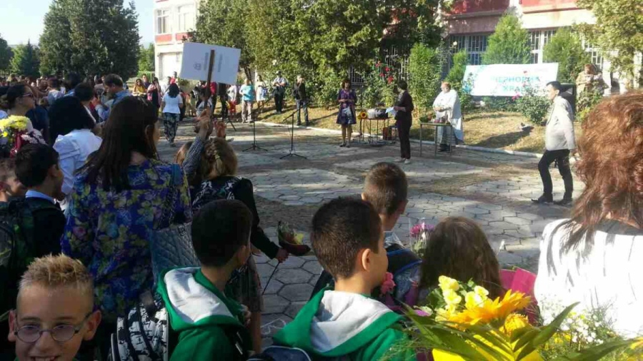 Вместо цветя за 15 септември: Ученици от Търговската гимназия в Пловдив подават ръка на дете с коварно заболяване