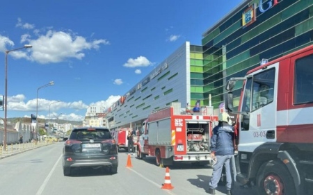 Пожар в мол във Варна, евакуираха хората