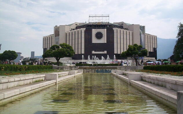 Благотворителен базар в подкрепа на деца със специални потребности пред НДК