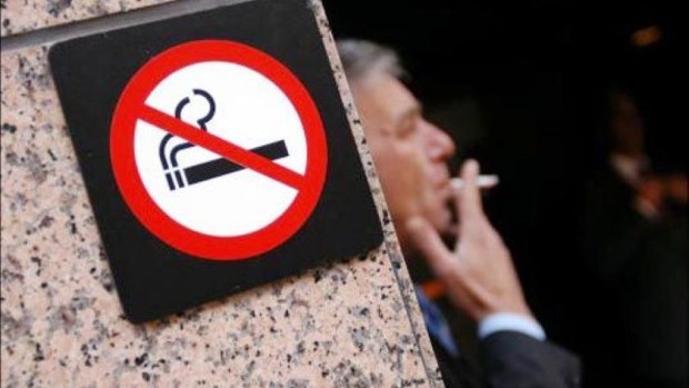 Министър уволни заместника си, не спазил забраната за пушене в ресторант