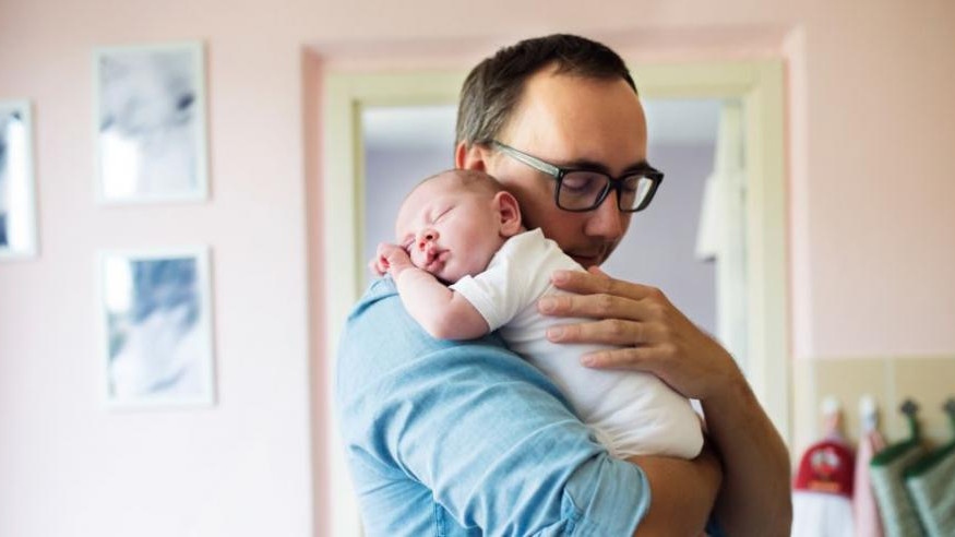Над 10 600 бащи са ползвали отпуск при раждане през първото полугодие