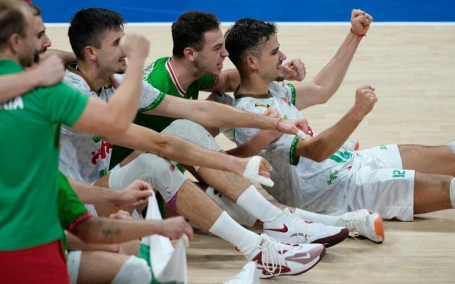 НА ЖИВО Фенове приветстват волейболните ни герои