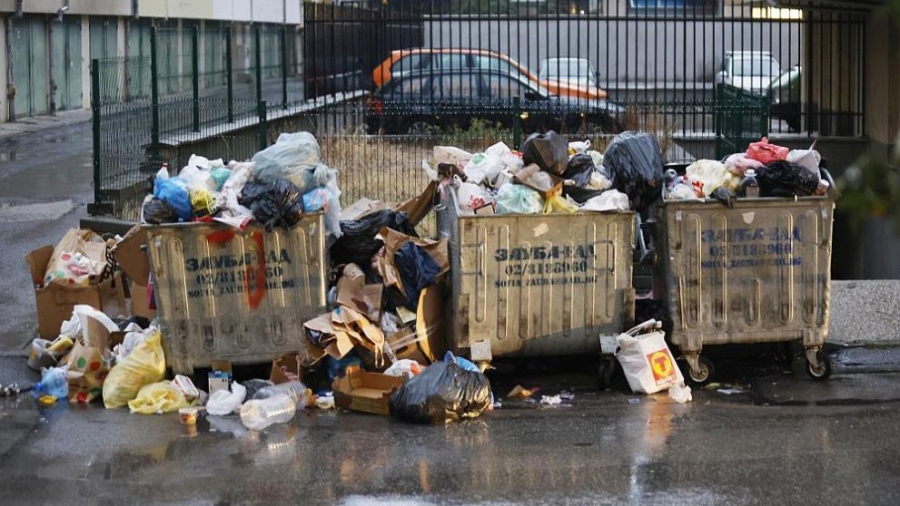 Преливащи контейнери и купчини смет: София затъва в криза с боклука