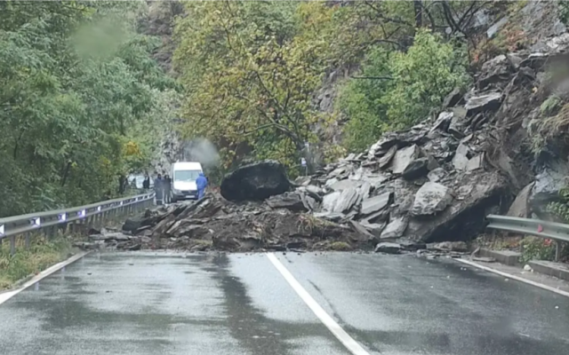 Срутище блокира пътя Асеновград - Смолян, има опасност от още свлачища и другаде