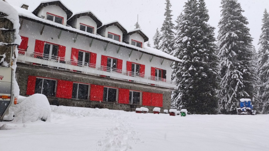 Над 20 см сняг на Превала, затвориха го за камиони