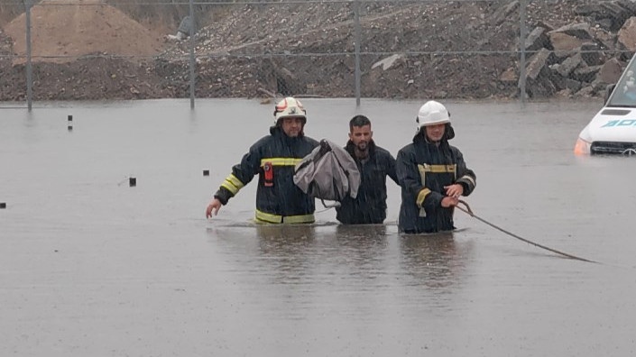 Десетки наводнени автомобили и евакуирани граждани в Русе след пороя