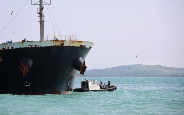 Товарен кораб на украинска компания е потънал в български води, тече спасителна операция