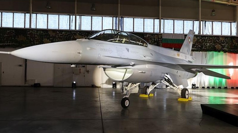 Пристигат още два F-16 в България
