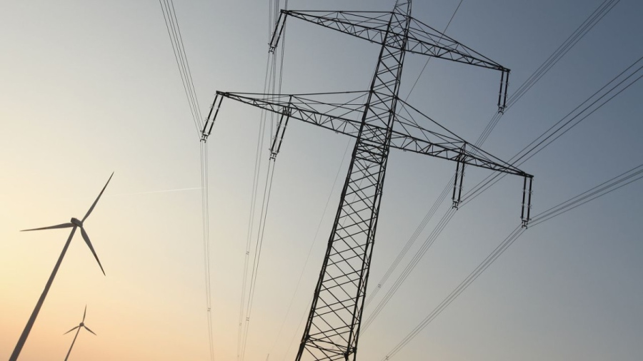 Дете пострада тежко от токов удар след качване на ел. стълб