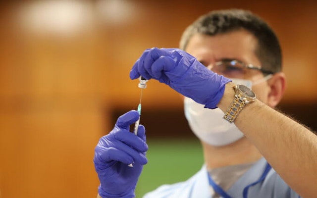 Доц. Мангъров: Ваксинирайте се срещу грип, не срещу COVID-19