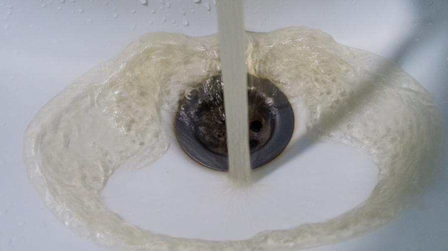 Във Велико Търново: Водата е мътна, мият си зъбите с минерална