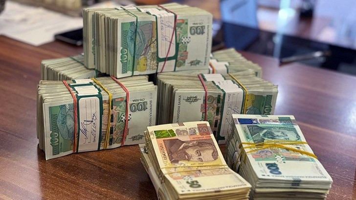 Българите се освобождават от парите в брой преди еврото