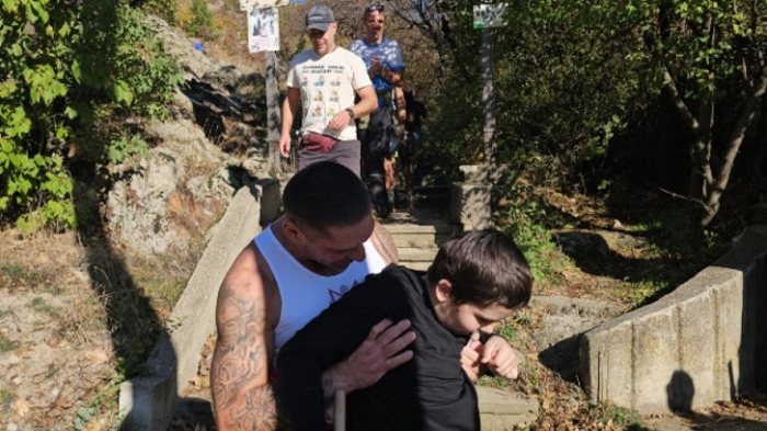 Баща изкачи 12 пъти Карандила за лечението на сина си