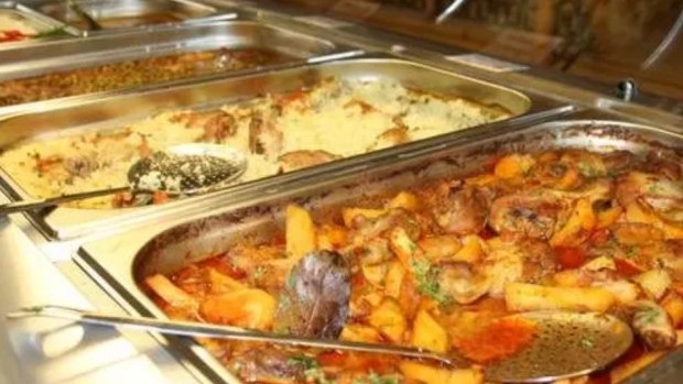 Определен тип служители у нас получават безплатна храна на работното място. От 2026 г. средствата за това се вдигат двойно