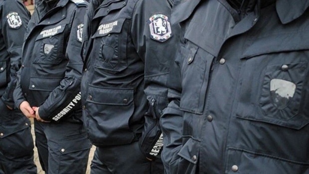 Хиляди служители в МВР взимат и пенсия, и заплата