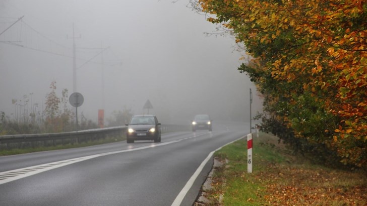 Дъжд и мъгли затрудняват пътуването в страната
