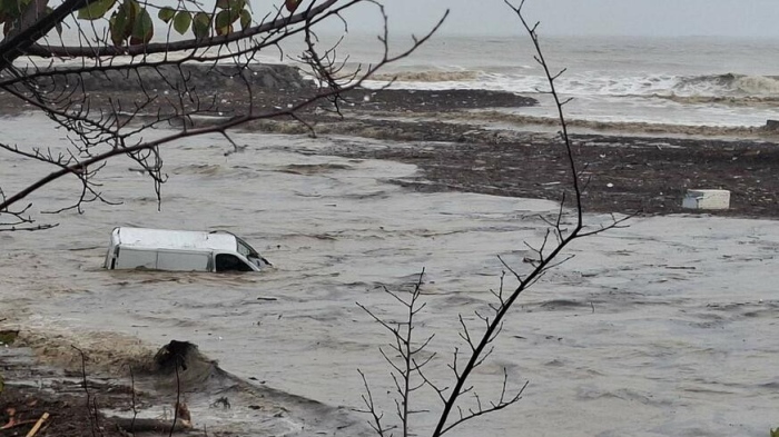 Проливните дъждове в Гърция продължават: Бент рухна на Лесбос, наводнения в Пелопонес
