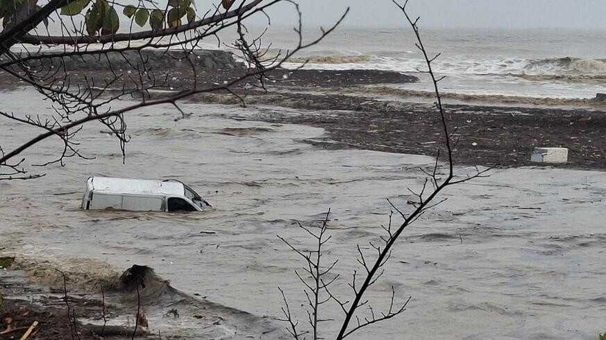 Проливните дъждове в Гърция продължават: Бент рухна на Лесбос, наводнения в Пелопонес