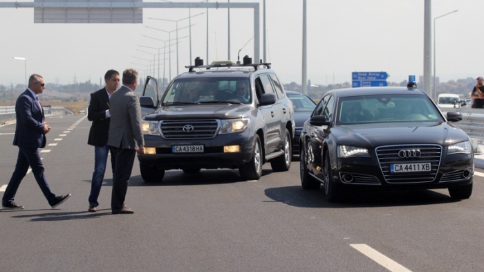 НСО официално: Всички шофьори са длъжни да ни направят път!