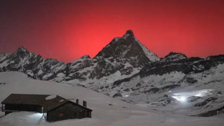 Мощна слънчева буря нарисува червено небе над Алпите