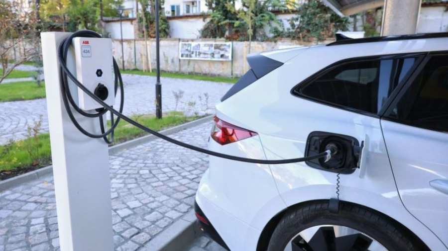 ЕС отпуска средства на България за зарядни станции за коли и камиони