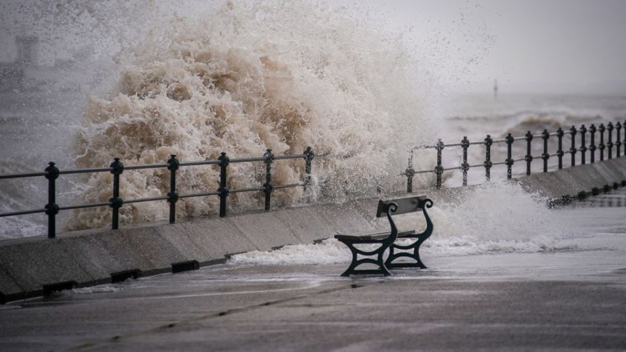 Опасно време: Предупреждение за ураганен вятър в Царево