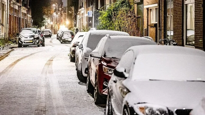 Сняг натрупа до София. Европа е в снежен капан