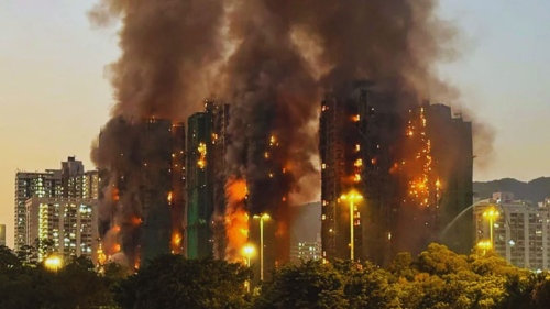 Огнен ад в жилищни сгради в Хонконг отне десетки животи